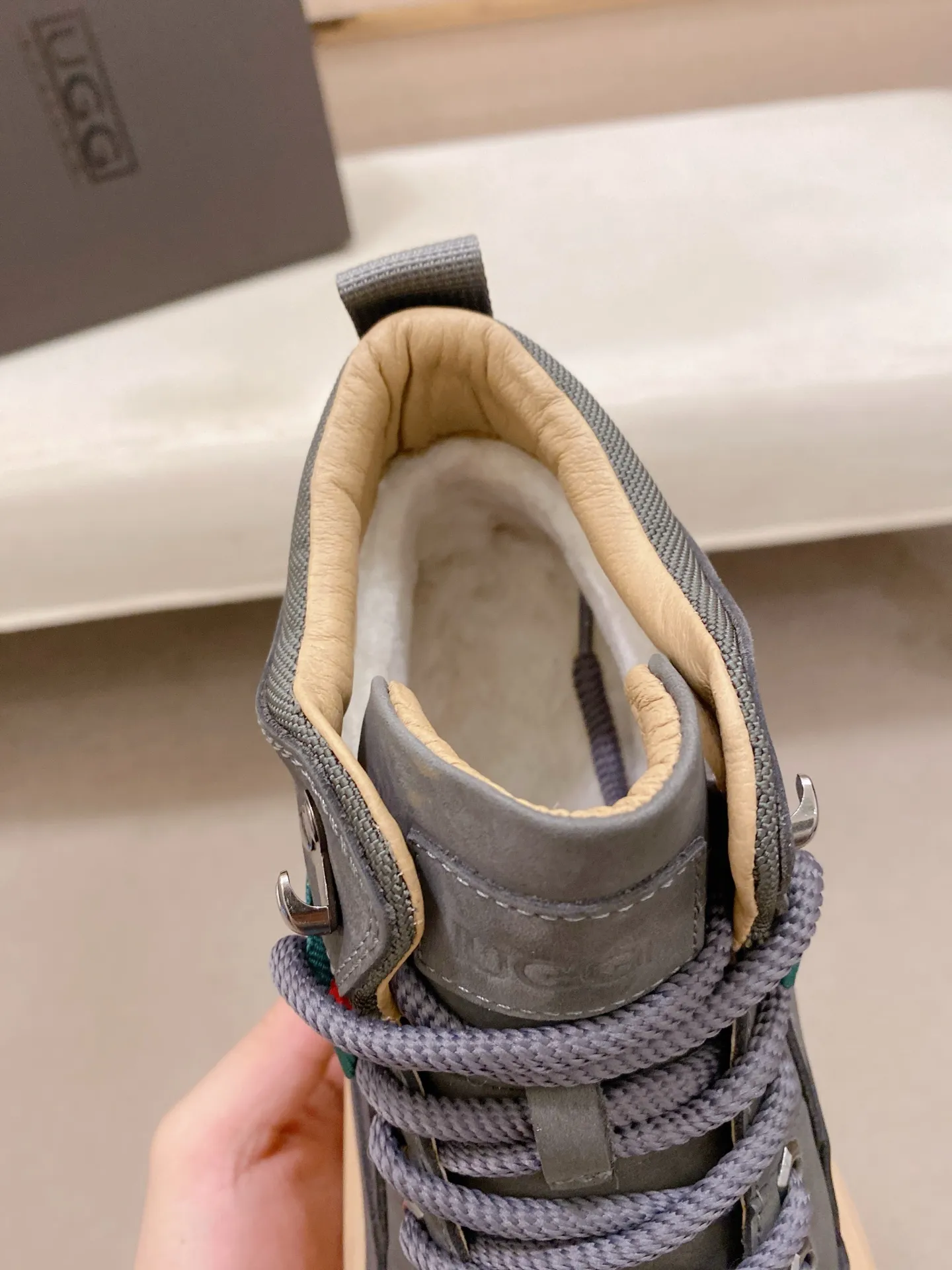 Factory price: 700💰New UGG fur-integrated men's simple and fashionable snow shoes. The most worth buying at the end of this year are warm casual shoes. Whether you are out and about at home, their comfortable and warm performance will be your most suitable fashion companion! The material is cowhide upper and imported wool is used inside. Two layers of cowhide for warmth and comfort! The eva+ rubber patch outsole is cushioned, non-slip and wear-resistant, and has good elasticity. It is light and wear-resistant, comfortable and soft, and the new simple cut is more fashionable. It has both practicality and fashion sense, so you no longer have to worry about how to match it in winter, while still maintaining your fashionable taste. High-quality genuine wool produced in Dongguan. The material depends on the details! Size: 39-40-41-42-43-44-45 sneaker size